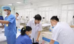 Cứu người trong tình huống khẩn cấp trên đường, bác sĩ ở Hà Nội được khen thưởng đột xuất