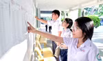Thí sinh xem danh sách phòng thi trước giờ thi sáng nay. (ảnh: Báo Khánh Hòa)
