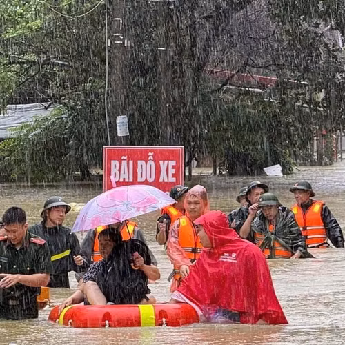 Nước lũ dâng ngập nóc nhà, hàng nghìn người dân Lạng Sơn chạy lũ