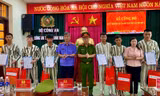 Các phạm nhân được trao quyết định đặc xá