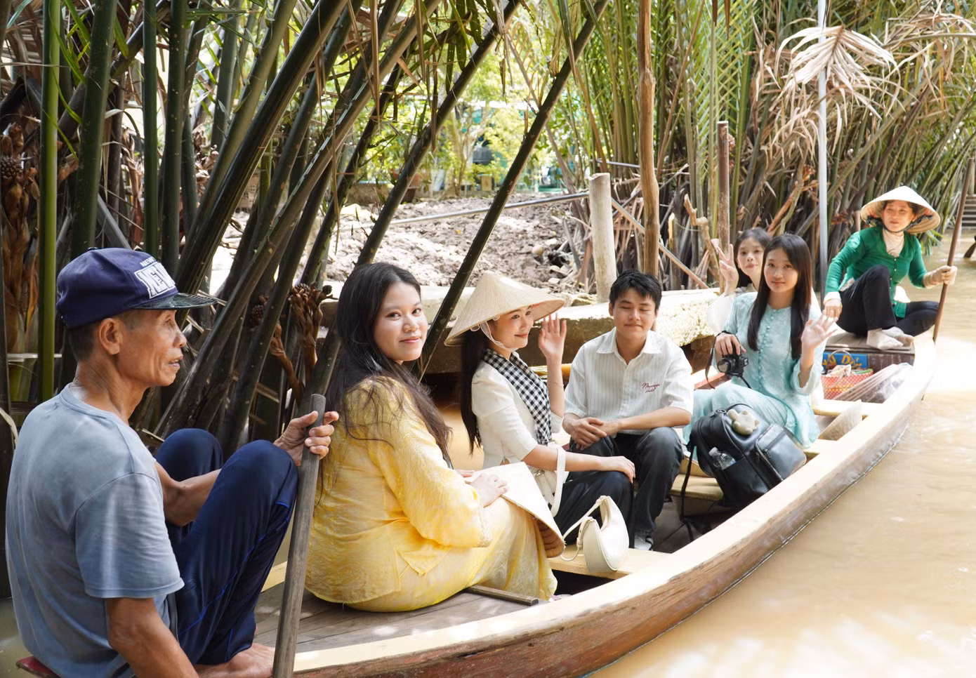 anh-6-minh-tho-ao-vang-cung-nhom-ban.jpg