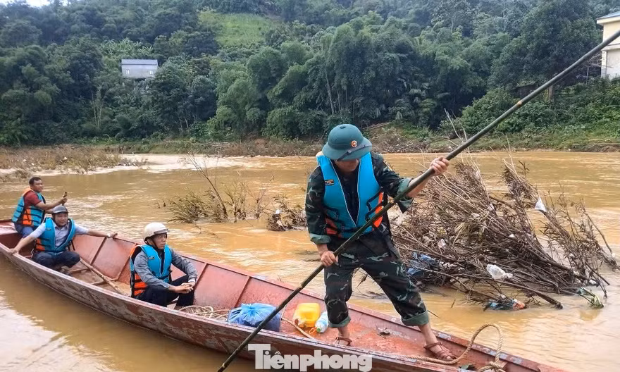 Dùng thuyền vượt lũ, đưa chuyển người và hàng hóa ra vào vùng cô lập