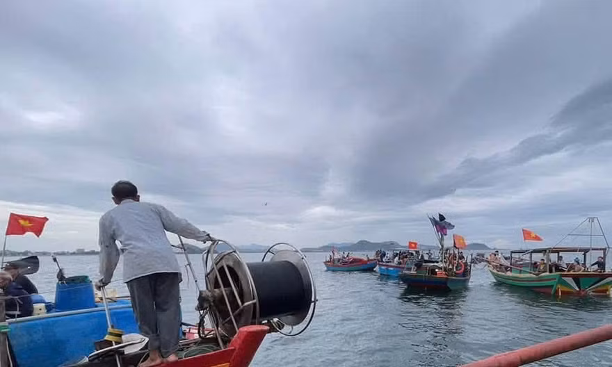 Giông gió đánh chìm hai tàu cá gần cảng Cửa Lò