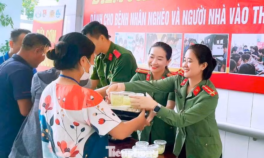 Những 'suất cơm công an' ấm lòng người bệnh