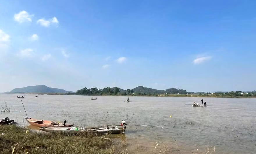 Xuyên đêm tìm hai vợ chồng mất tích trên sông Lam