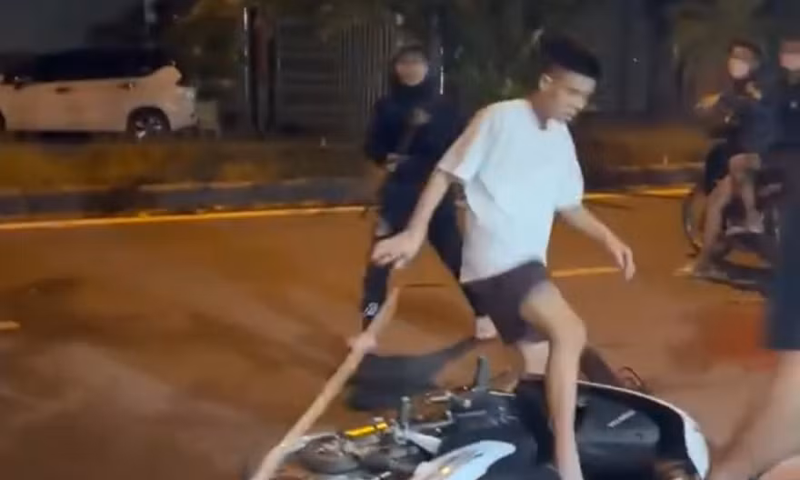 Chặn bắt nhóm côn đồ mang hung khí hỗn chiến trên đường