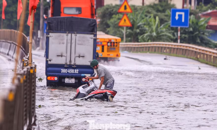 Quốc lộ 1A đoạn qua Thanh Hóa bị ngập, nhiều xe chết máy khi cố vượt 