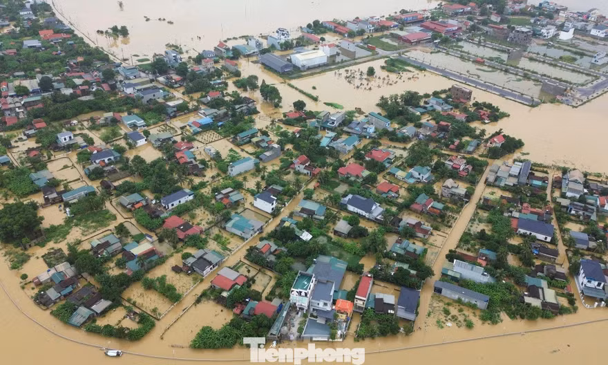 Cảnh hơn 8.400 hộ dân ngập trong lũ
