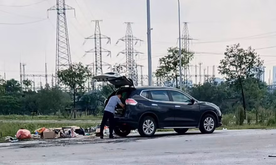 Truy tìm người đàn ông lái ô tô đổ rác bên đường có biển cấm
