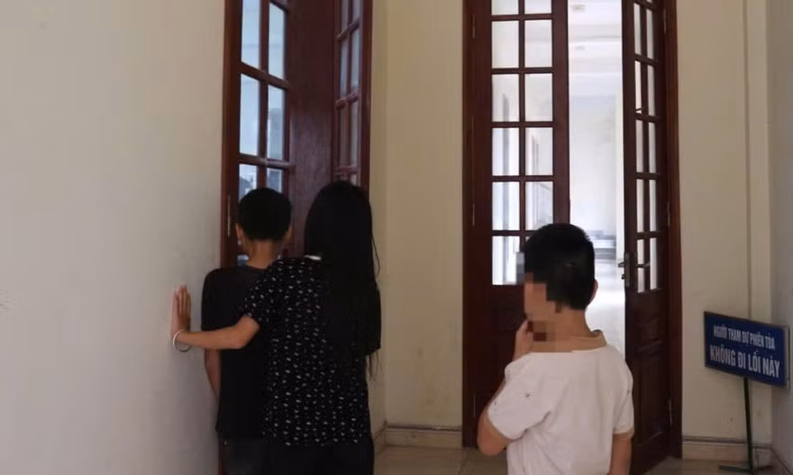 Tiếng gọi 'bố ơi' xé lòng giữa phòng xử án