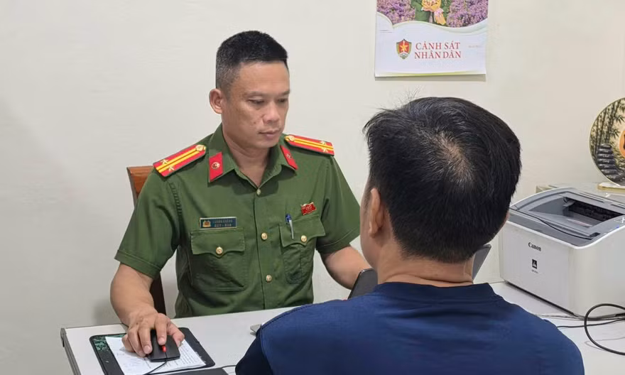 Công an làm việc với người đàn ông lái ô tô vứt rác bên đường gây phẫn nộ