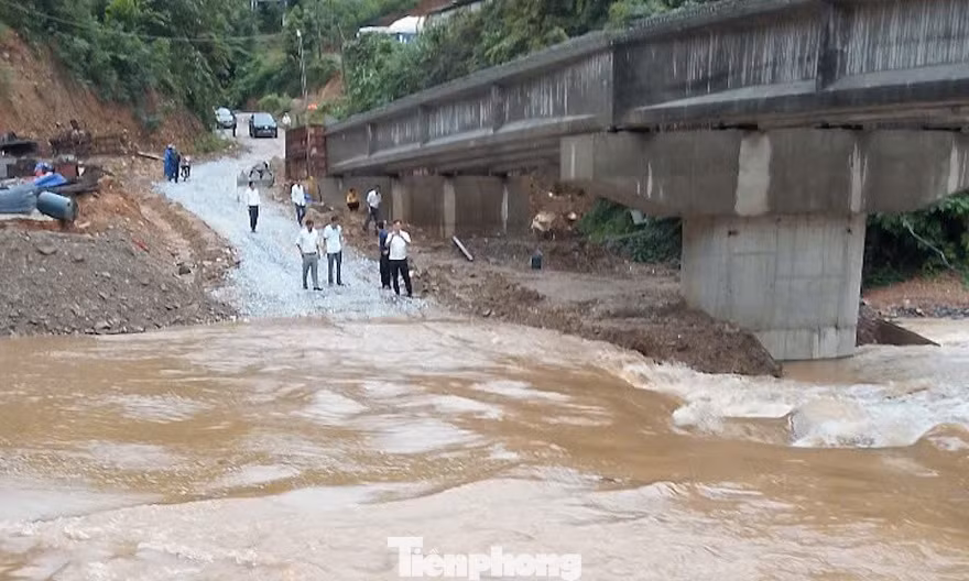Mưa lớn nước lũ lên, hàng nghìn người dân xã miền núi bị cô lập