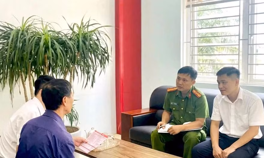  Nhân viên ngân hàng báo công an khi khách rút 1,5 tỷ đồng 