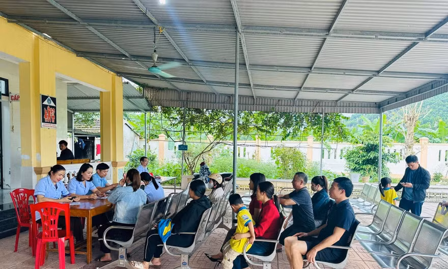 Trạm Y tế xã Sơn Tây trong buổi thăm khám sức khoẻ cho người dân địa phương.