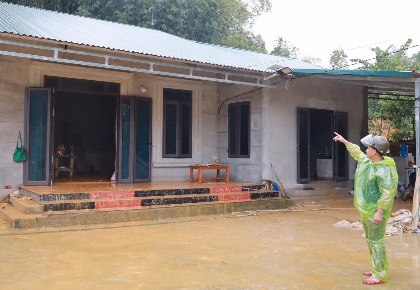 Vụ 3 người bị v&ugrave;i lấp do sạt lở ở Ph&uacute; Thọ: Khi đất đ&aacute; tr&agrave;n xuống, kh&ocirc;ng ai hay biết- Ảnh 2.