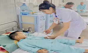 Biến chứng cực nguy hiểm khi để trẻ hóc phải pin 'cúc áo'
