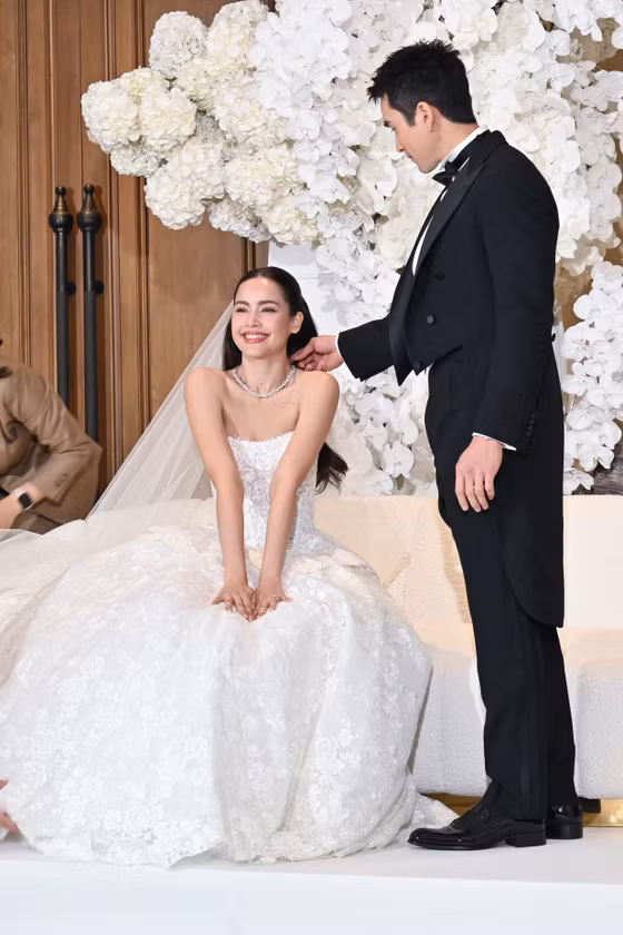 Hôn lễ Nadech - Yaya: Lisa xếp hàng bắt hoa cưới nhưng người được chọn là ai?
