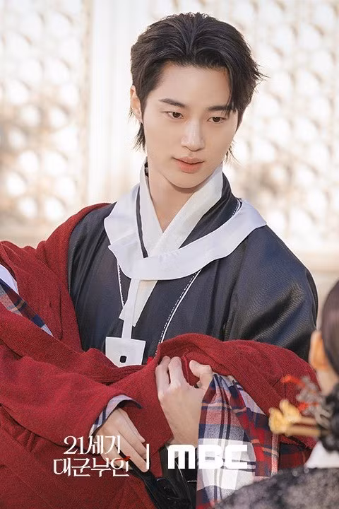 Perfect Crown: "Đại quân" Byeon Woo Seok run rẩy khi bế IU, sự thật là gì?