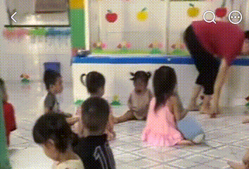 [Clip] Bảo mẫu đánh mắng, bắn dây chun vào trẻ mầm non gây phẫn nộ