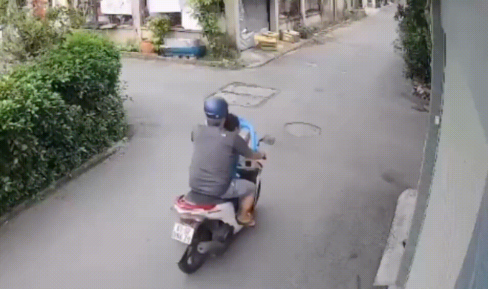 [Clip] Người đàn ông đạp vào đầu cô gái sau va chạm giao thông