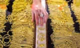 Giá vàng đột ngột giảm, chứng khoán thấp thỏm chờ công bố quan trọng 