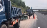 Lực lượng chức năng sử dụng các phương tiện xử lý sự cố.