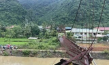 Lật cầu treo ở Điện Biên, ô tô và xe máy rơi xuống sông