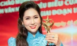 NSƯT Như Huỳnh đại diện cải lương miền Nam nhận giải cùng 200 nghệ sĩ