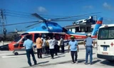 Người dân Phú Quý đưa thầy giáo lên trực thăng vào đất liền đi cấp cứu. Ảnh: NDCC.
