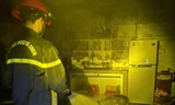 Cháy nhà trong đêm, lực lượng chức năng phá cửa cứu 4 người