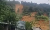 CLIP: Kinh hãi cảnh sạt lở làm sập 3 ngôi nhà ở Lào Cai