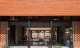 Nhà 'tự thở' bằng thiết kế sắp xếp gạch nung đỏ 