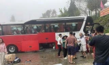 Kinh hãi xe khách chở 36 người trôi trên đường đèo Ô Quy Hồ rồi đâm vào trường học
