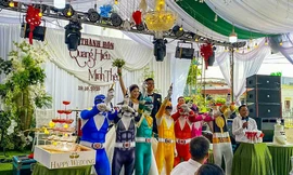 Đám cưới ở Ninh Bình có 7 'siêu nhân' đến tặng quà, cả làng bật cười thích thú