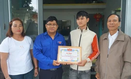 Khoảnh khắc 'người hùng áo đen' đu dây xuống dòng lũ dữ, cứu người bị cuốn trôi