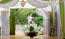Hàng xóm làm thuyền hoa 'thần tốc' giúp nhà trai vượt ngập rước dâu ở Thanh Hóa