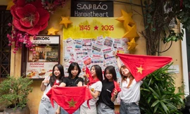 Xếp hàng chụp ảnh với không gian cờ hoa rực rỡ dịp 2/9