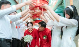 Cặp đôi nhà sát vách kết hôn sau 11 năm yêu, dựng chung rạp cưới, thuê chung MC