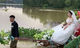 Chuyện phía sau video chú rể một mình kéo xe vượt đường ngập rước vợ về nhà