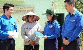 Bí thư Trung ương Đoàn thăm hỏi, tặng quà người dân vùng lũ Đắk Lắk