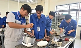 'Xưởng cứu hộ' mở ngày đêm, hồi sinh miễn phí thiết bị chập mạch sau lũ dữ