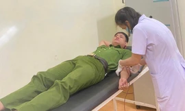 Thượng úy Trần Quảng Đại, cán bộ Công an xã Hương Xuân hiến máu cứu sản phụ.