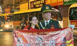 Cô gái vượt 1.600km, thức trắng đêm đợi gặp bạn trai chiến sĩ sau lễ diễu binh