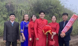 Nhà trai Hải Phòng bê trầu cau đi bộ 2km đường đất lầy lội để đón dâu gây sốt