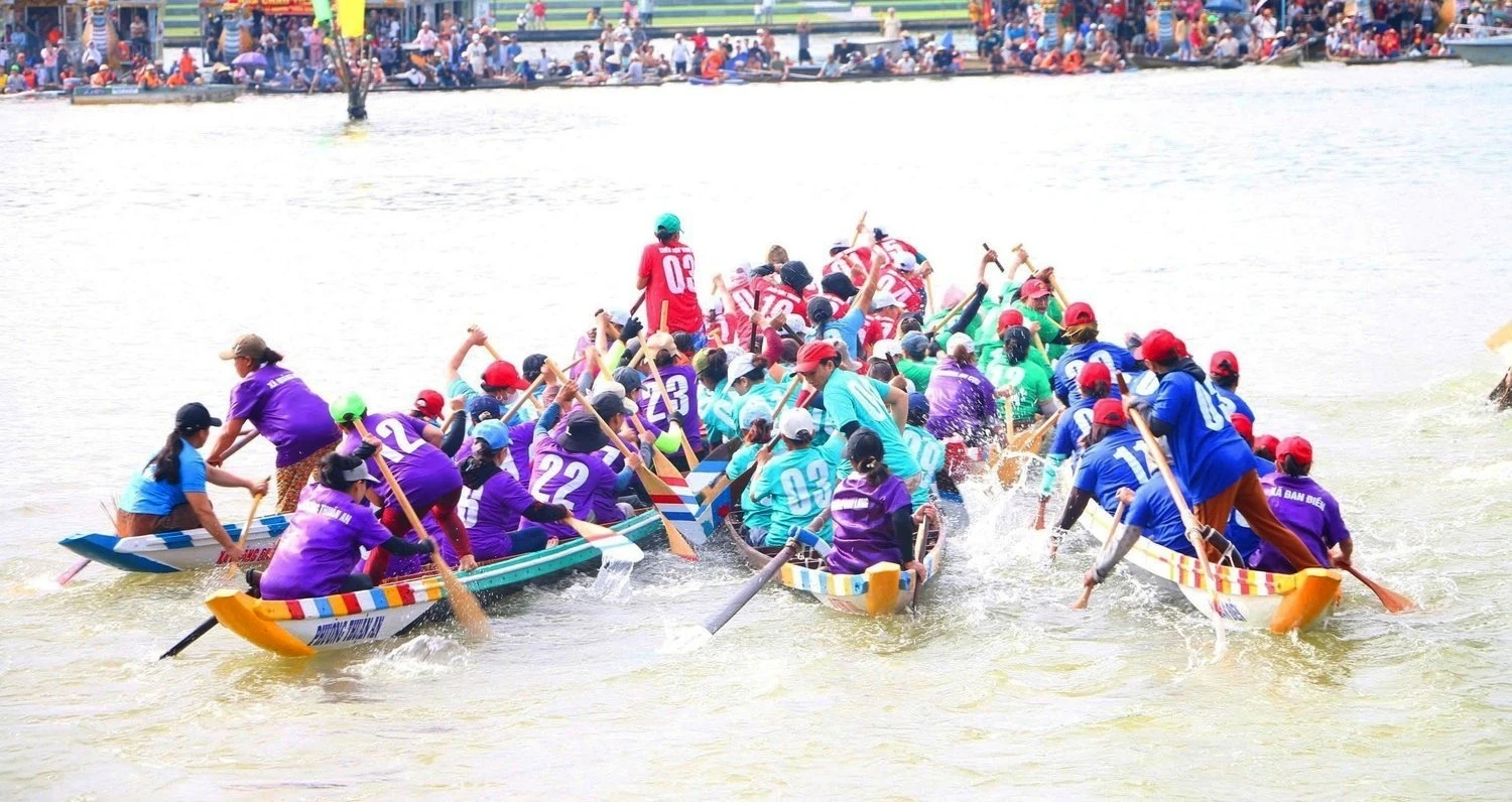 Huế tạm dừng lễ hội cầu ngư sau vụ chìm thuyền khiến hai mẹ con tử vong