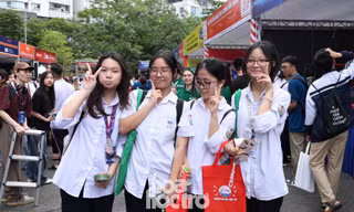 Teen quyết đi hết 60 gian hàng, "rì-viu" Ngày hội tuyển sinh khối các ngành Khoa học và Công nghệ 2026