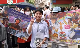 Hà Nội: Sĩ tử 2K11 được đón bằng banner "quậy", có bạn chưa "xả vai" vì còn thi chuyên