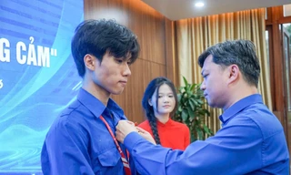 Trao tặng Huy hiệu "Tuổi trẻ dũng cảm" cho nam sinh ĐH Bách Khoa cứu người trong đám cháy