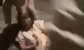 Nữ sinh lớp 7 ở Đà Nẵng bị nhóm học sinh đánh hội đồng, kéo lê trên vỉa hè