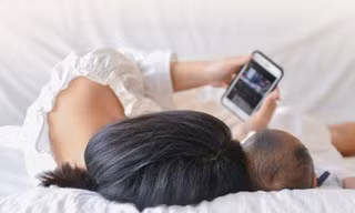 Mẹ vô tình làm rơi điện thoại trúng đầu, bé 2 tháng tuổi bị chấn thương sọ não